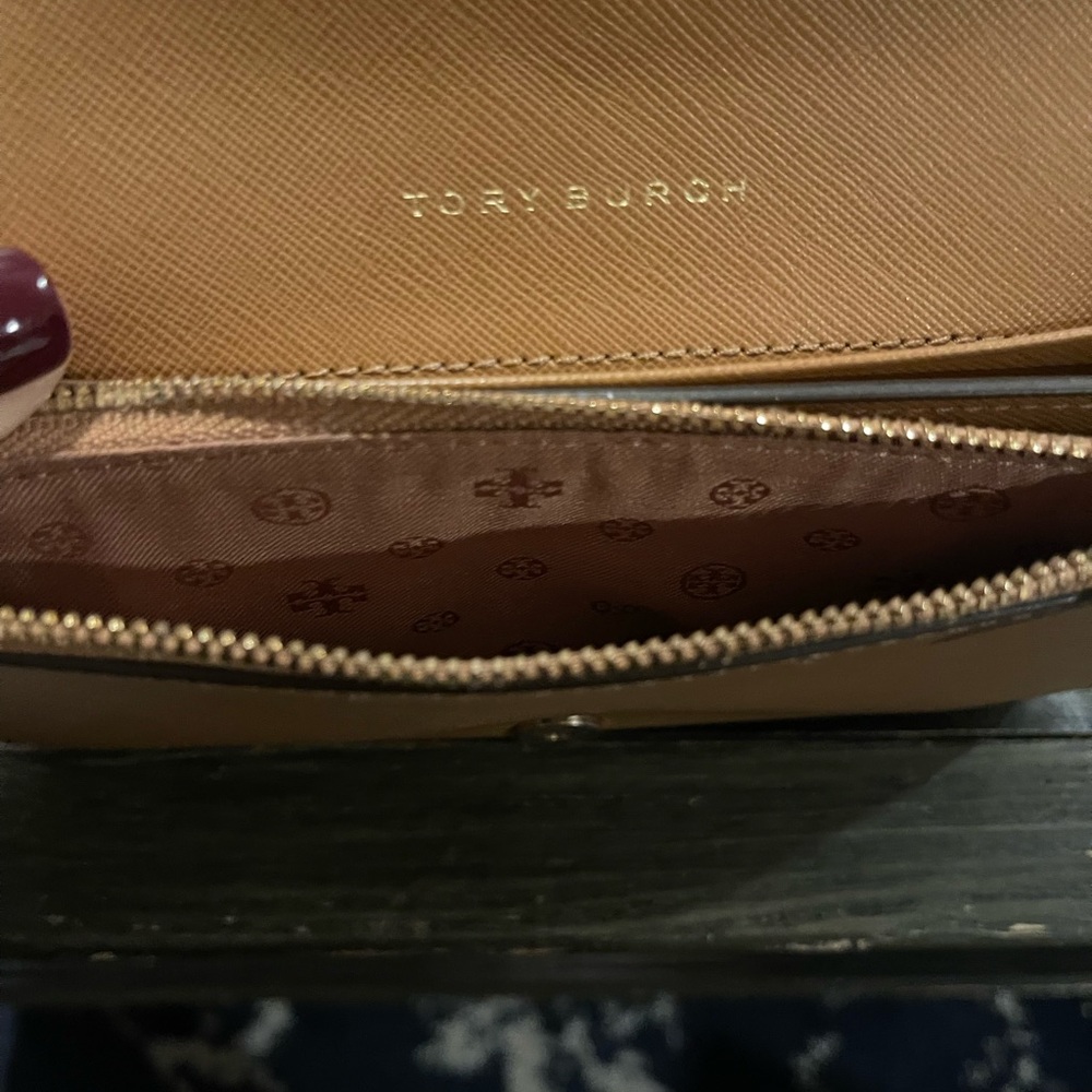 Tory Burch Tan Robinson Chain Wallet Crossbody Bag. Never used No CALLOUTS - Picture 8 of 9